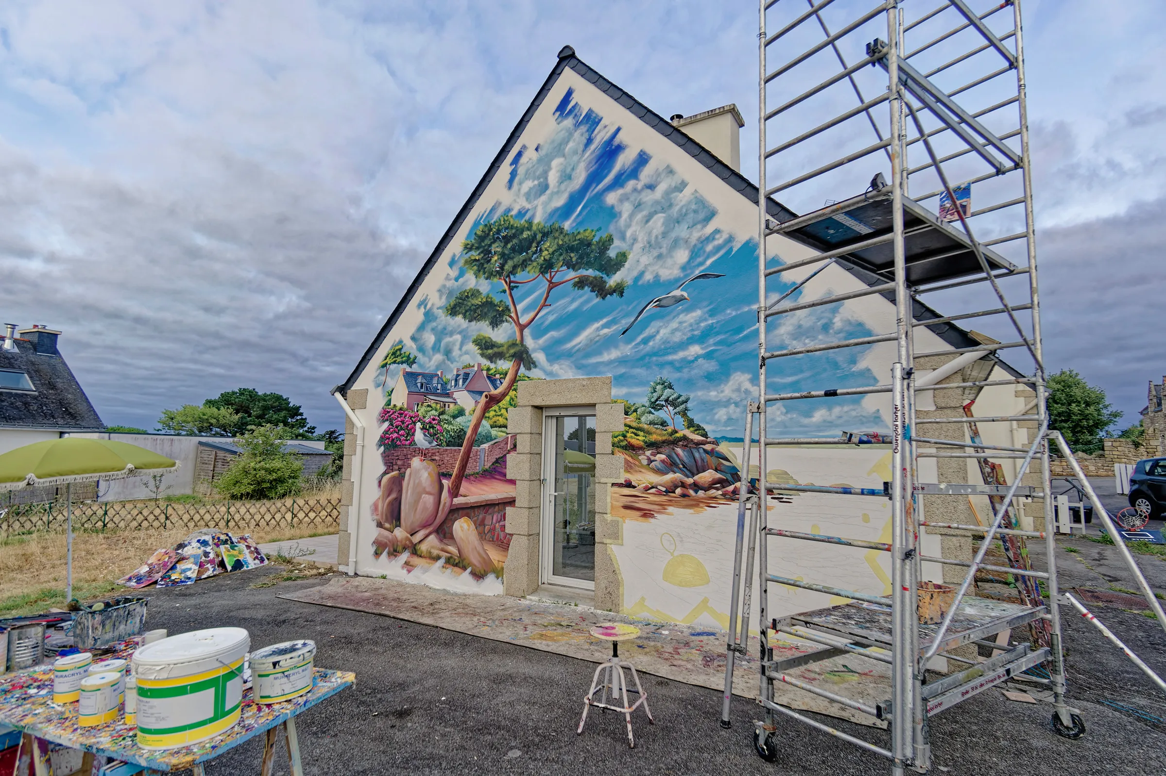 Fresque trompe-l'œil monumentale, paysage maritime peint sur un pignon à Carnac